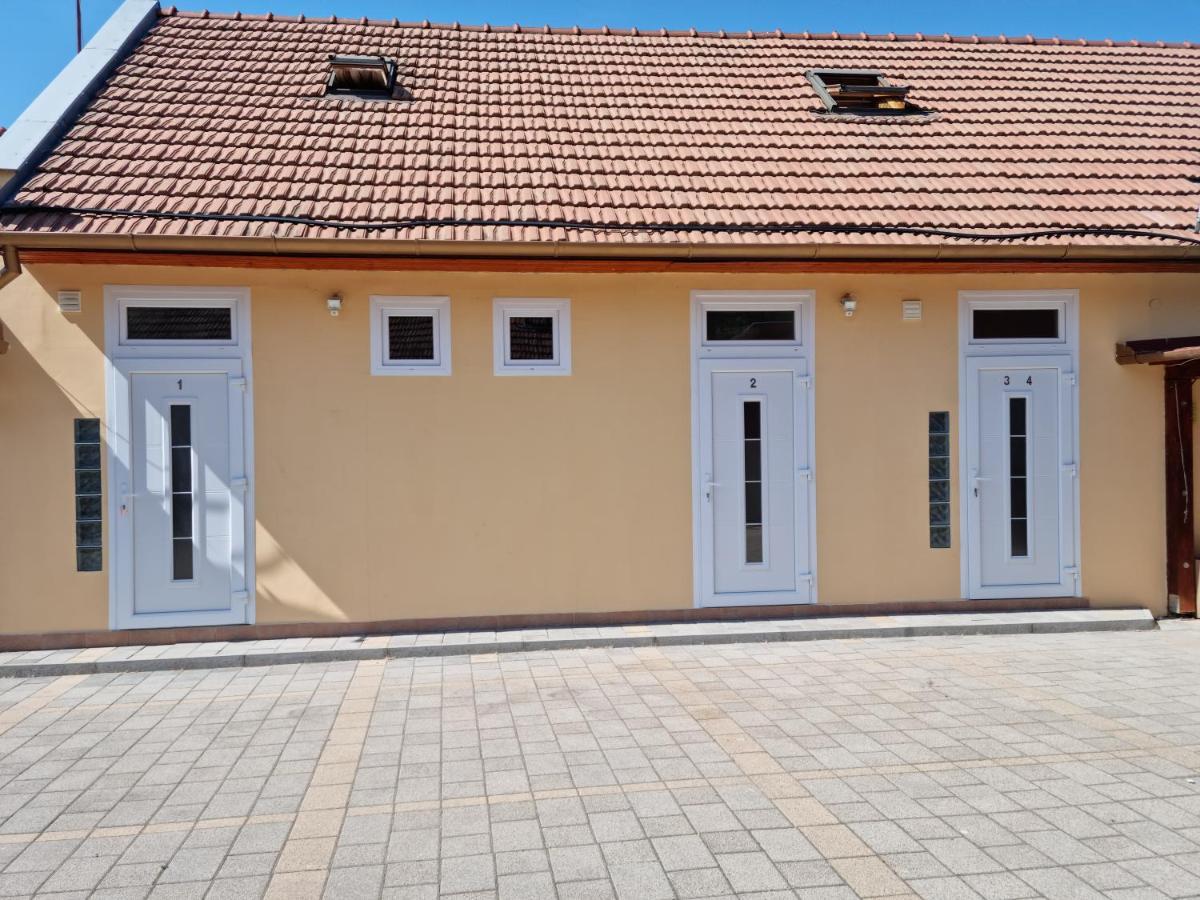 Belvarosi Pihenohaz Bekescsaba Exterior foto