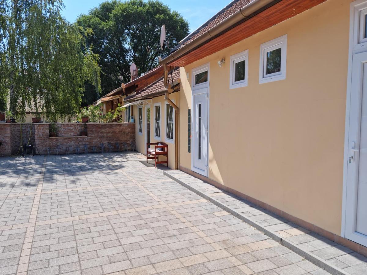 Belvarosi Pihenohaz Bekescsaba Exterior foto